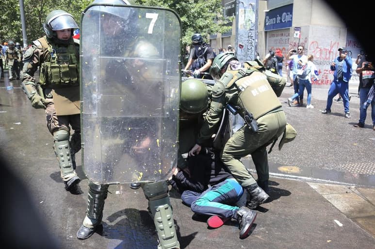 La Comisión Interamericana de Derechos Humanos (CIDH) expresó este viernes su 'condena al uso excesivo de la fuerza' durante las protestas sociales en Chile. (ARCHIVO)