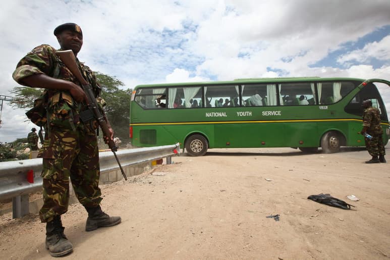 Al menos ocho personas murieron hoy en un ataque contra un autobús supuestamente perpetrado por miembros del grupo yihadista somalí Al Shabab. (ARCHIVO)