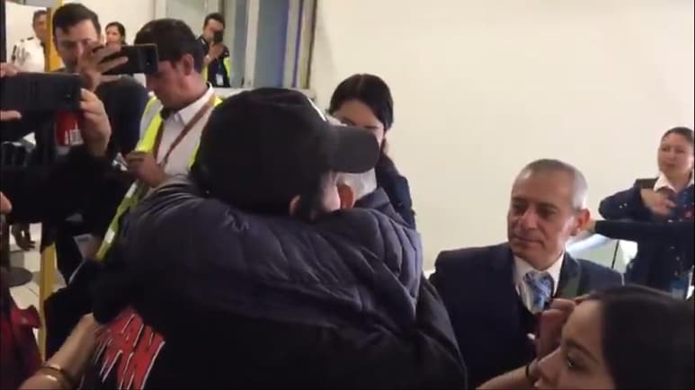 El presidente Andrés Manuel López Obrador y el payaso 'Cepillín' (Ricardo González Gutiérrez) se encontraron y se dieron un largo abrazo en la terminal 1 del Aeropuerto Internacional Ciudad de México. (ESPECIAL)