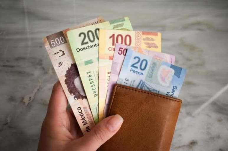 Cancelar o disminuir deudas, invertir y administrar de manera eficiente son algunos de los consejos a los mexicanos que reciben la prestación del aguinaldo. (ARCHIVO)