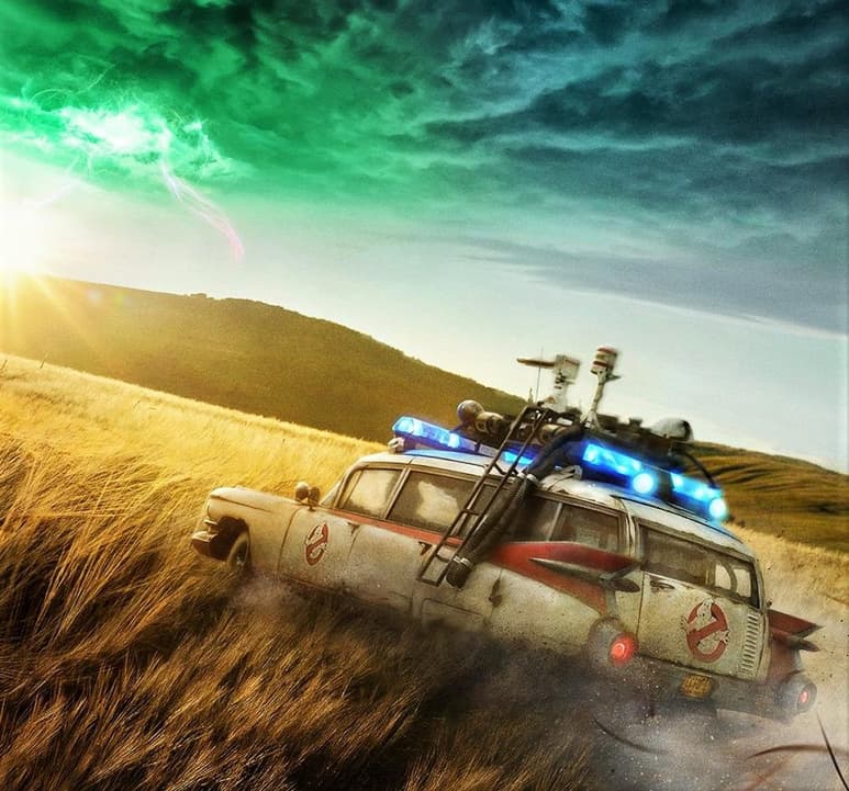 En la imagen, que ya circula en redes, se encuentra el Ecto-1 en un campo y en segundo plano se observa el cielo, del que surgen unos rayos. (ESPECIAL)