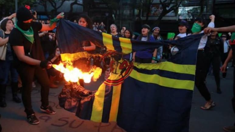 Además de la quema de la bandera, las manifestantes escribieron en el suelo un mensaje en contra del club: '¿Y el América? ¡Qué ch*** su padre!'. (ESPECIAL)