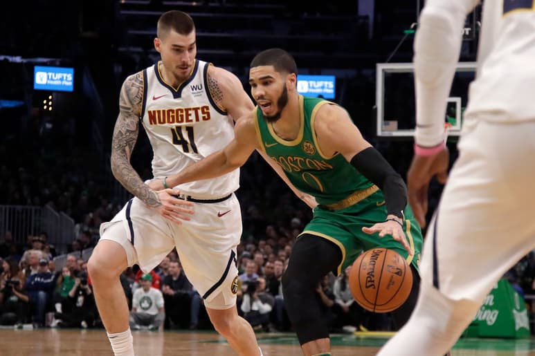 Jayson Tatum anotó 26 puntos en la victoria de los Celtics 108-95 sobre los Nuggets; Boston tiene marca de 9-0 en casa esta campaña. (AP)