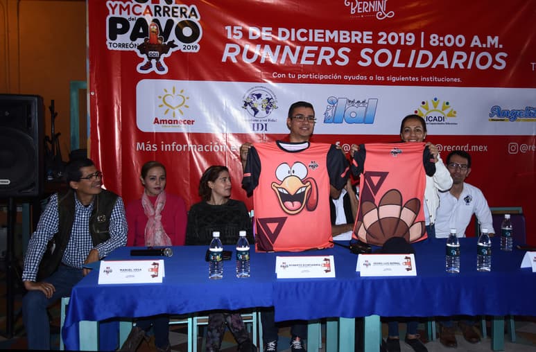 El comité organizador presentó la playera que se obsequiará a quienes se inscriban en la prueba atlética. . (Fotografía de Jesús Galindo López)