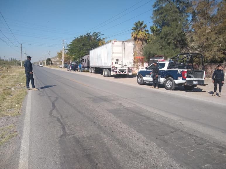 El vehículo se encontraba estacionado a las afueras de un predio, por lo que los agentes procedieron a realizar una revisión para corroborar la informaron. (EL SIGLO DE TORREÓN)