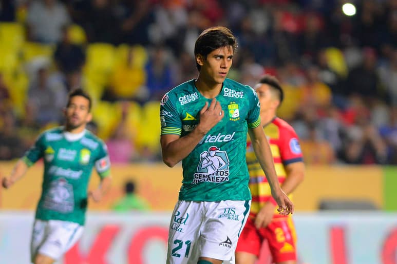 Seguidores de las Chivas le recriminaron a Macías el desprecio que previamente mostró hacia la institución en la que se formó como futbolista. (ARCHIVO)