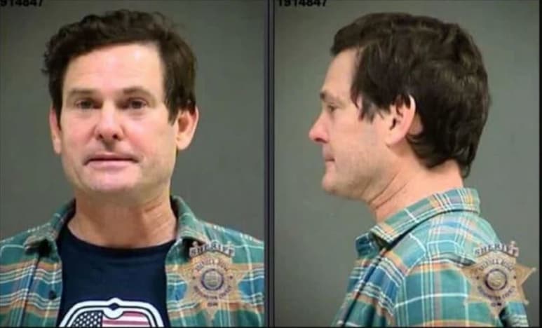 En su detención. El actor, Henry Jackson, vestía una camiseta a cuadros sobre una playera estampada.