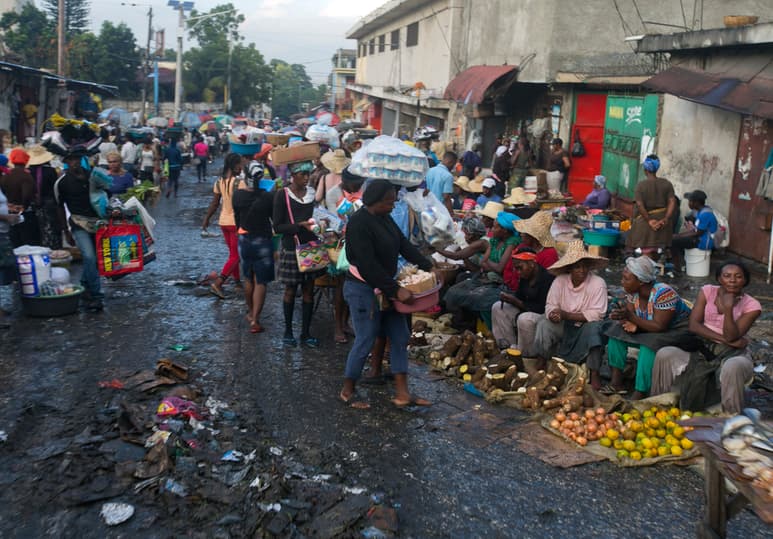 Las protestas contra el presidente haitiano provocaron la caída de salarios, cierre de negocios entre otras cosas. (AP)