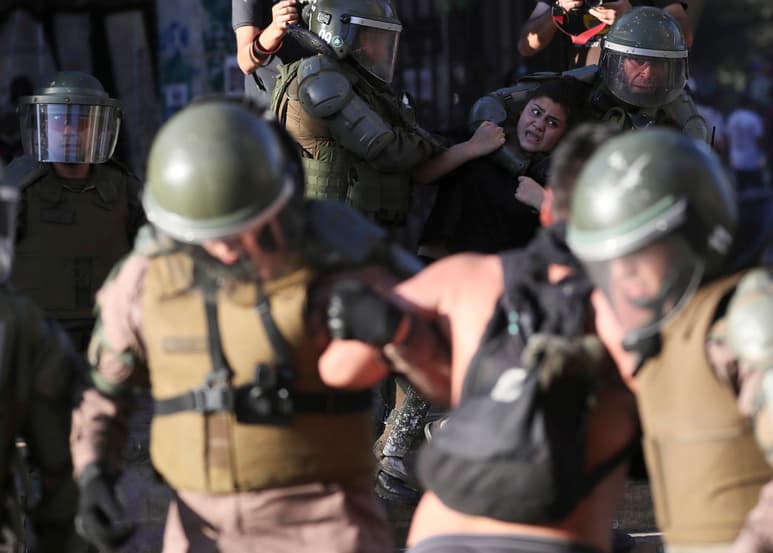 También se registraron ataques a dos cuarteles de Carabineros en las comunas de Renca y Florida. (AP) 