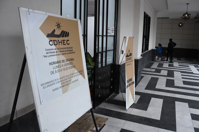 Los afectados acudieron el jueves a interponer su queja en la oficina de la CDHEC en Torreón. (ARCHIVO)