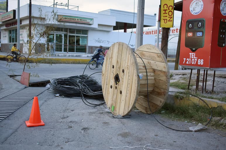 Además, representa un riesgo para las personas que intentan cruzar la calle aumentando las probabilidades de que se registre un accidente automovilístico.
