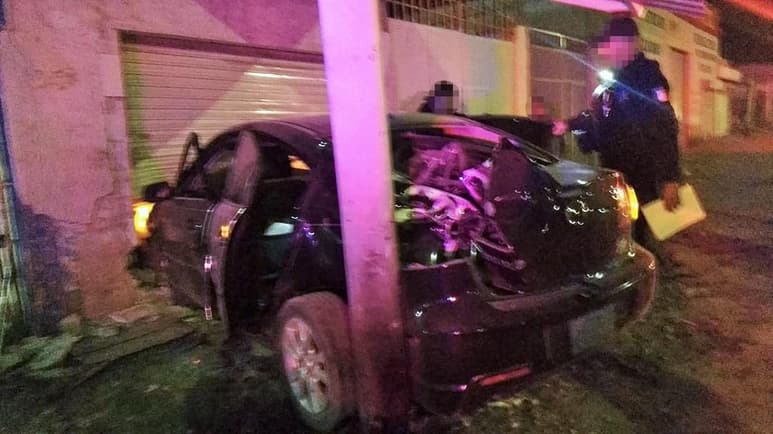 Presuntamente el automóvil viajaba a exceso de velocidad, aunque la autoridad competente determinará cuáles fueron los factores del accidente. (EL SIGLO DE TORREÓN)
