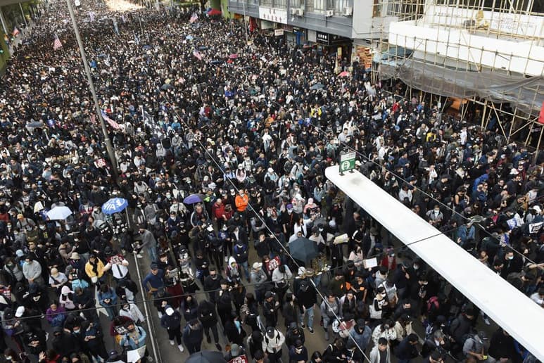 Miles de manifestantes prodemocracia abarrotaron las calles de Hong Kong la tarde de este domingo. (EFE)