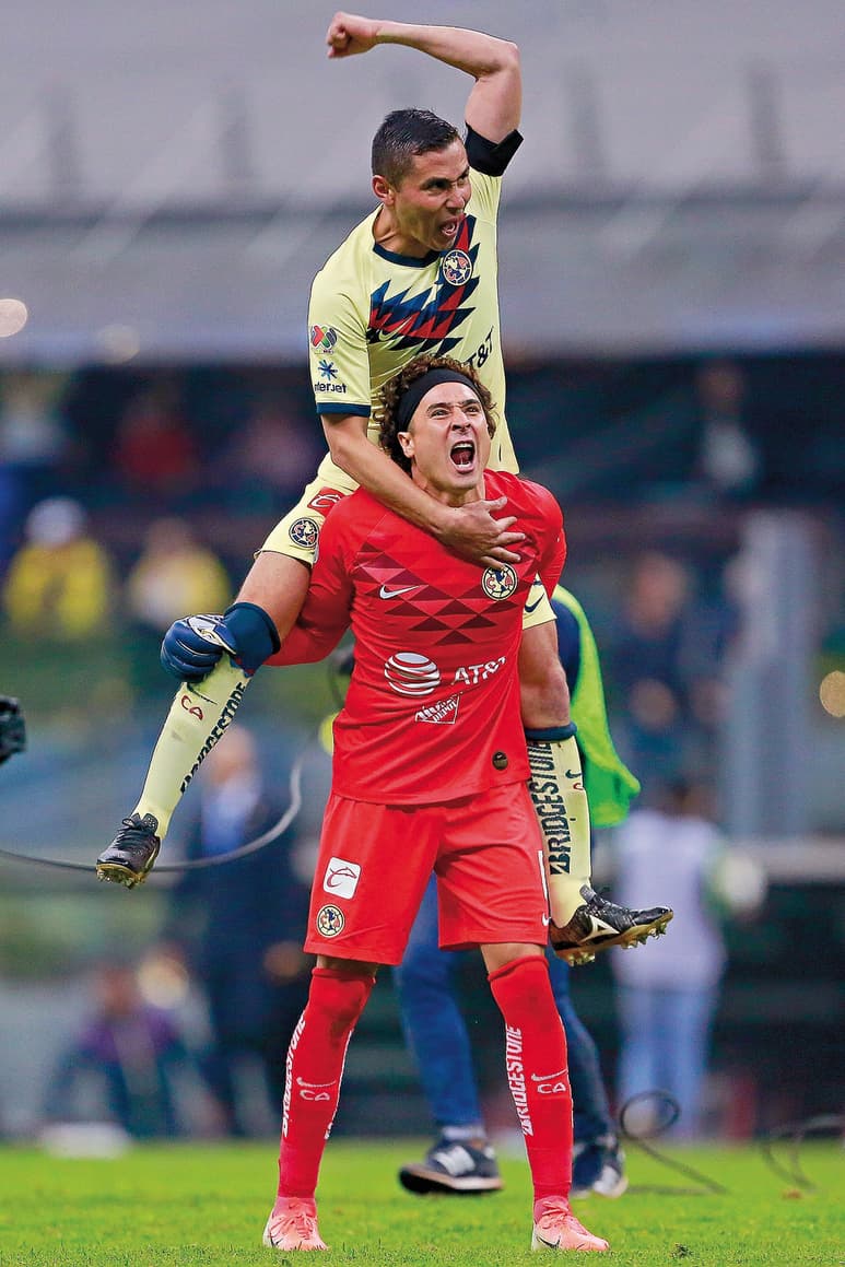 Paul Aguilar y Guillermo Ochoa celebran tras la victoria 2-0 sobre Monarcas, lo que metió a las Águilas a la final del Apertura 2019. (JAM MEDIA)
