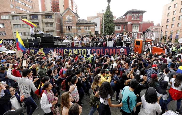 Bajo un sol radiante, miles de personas siguieron durante más de seis horas a la caravana. (EFE)