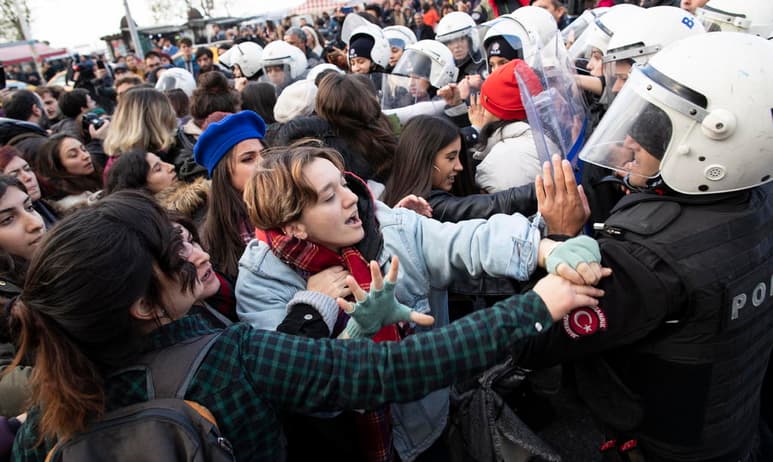 La policía turca dispersó una protesta de mujeres que se congregaron en Estambul para cantar el tema. (EFE) 