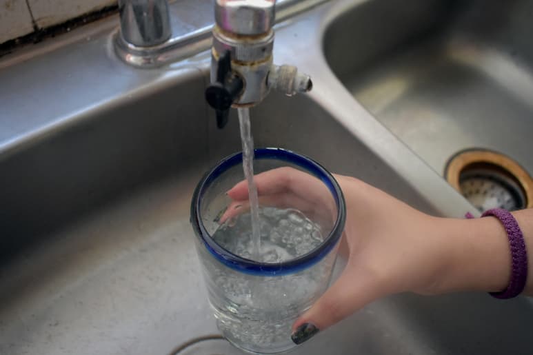 Incluso el agua embotellada contiene elementos químicos que, en exceso y en consumo recurrente, pueden tener repercusiones en la salud. (EL SIGLO DE TORREÓN)
