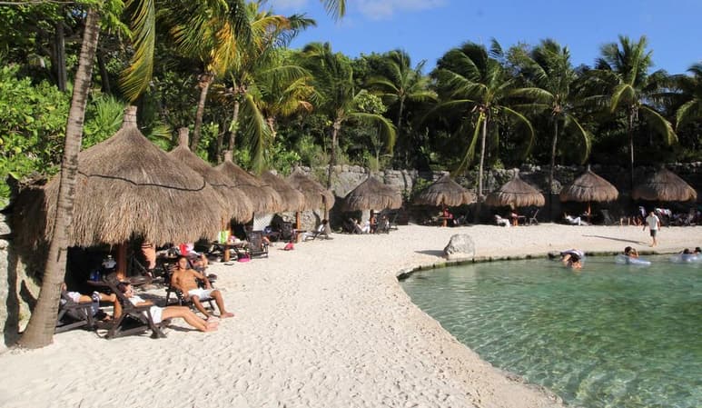 En octubre de este año ingresaron al país ocho millones 116 mil 601 visitantes, de los cuales tres millones 628 mil 167 fueron turistas internacionales, informó el Instituto Nacional de Estadística y Geografía (INEGI). (ARCHIVO)