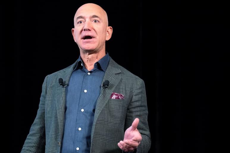 Amazon denunció que las “presiones inapropiadas” y los ataques subrepticios del presidente Donald Trump frustraron sus posibilidades de obtener un contrato de 10,000 mdd con el Pentágono. (ARCHIVO)
