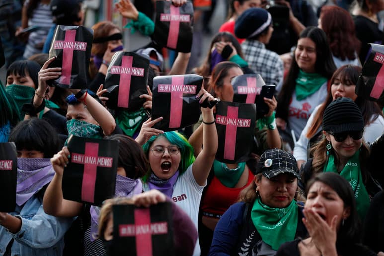 La mujer no podía creerlo cuando al denunciar la desaparición de su hija las autoridades le dijeron que se había ido con el novio. “¡Pero si apenas tenía 12 años y los vecinos vieron que la subieron a un coche a golpes, arrastrándola!”. (AP)