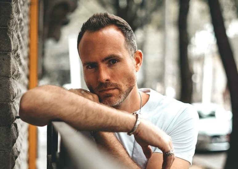 Al actor Erik Hayser le preocupan temas como la violencia que se vive en el país y la corrupción en la política, sin embargo tiene fe en que puede venir algo mejor. (INSTAGRAM)