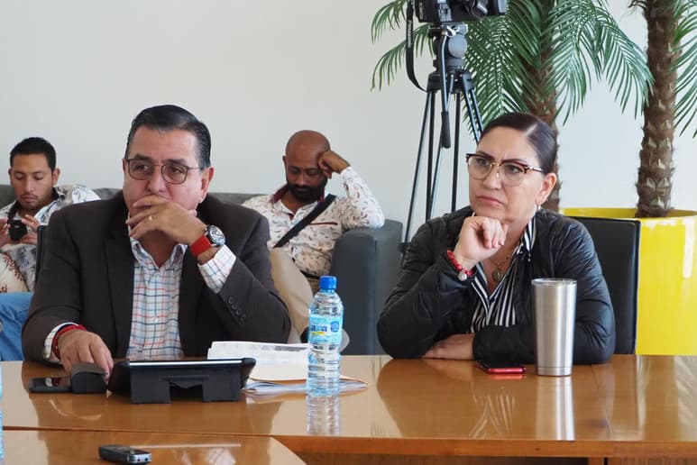 Fue la síndica de vigilancia, Dulce Pereda, quien además acusó a la actual administración de poner el departamento jurídico del Municipio y sus abogados al servicio de Pedro Luis Bernal, esto en contra del derecho de imparcialidad que debería de suponer el caso.
(FERNANDO COMPEÁN)