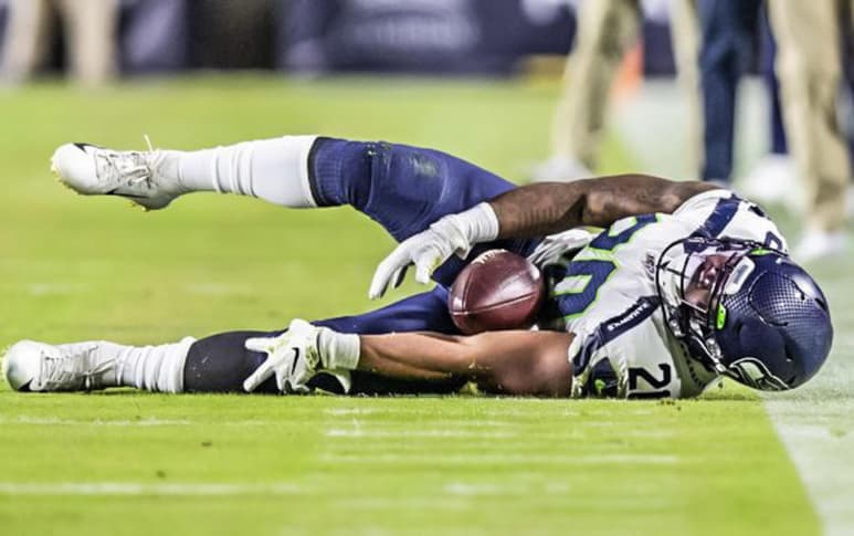 El corredor Rashaad Penny sufre una lesión de ligamento cruzado anterior en la rodilla izquierda. (CORTESÍA)