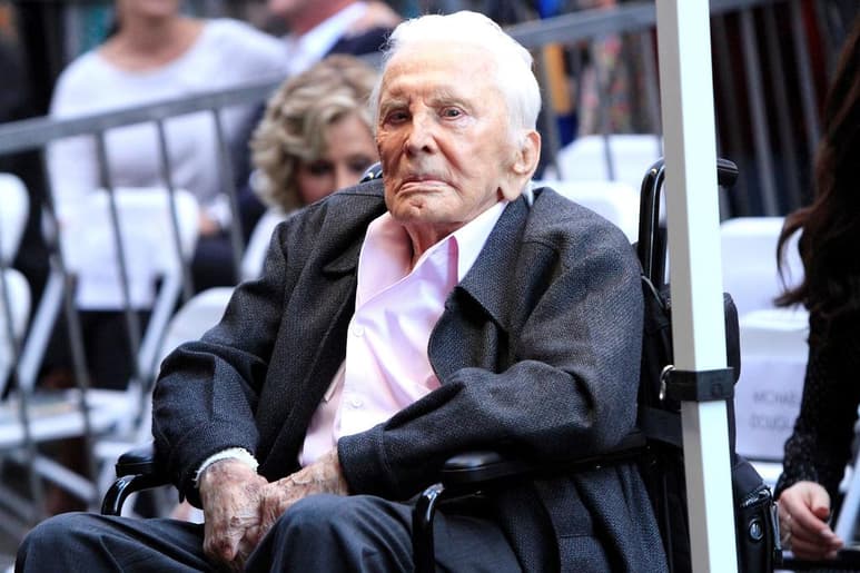 Larga vida. El actor, Kirk Douglas, festejó ayer su cumpleaños 103 en una reunión íntima en compañía de su familia. (ARCHIVO)