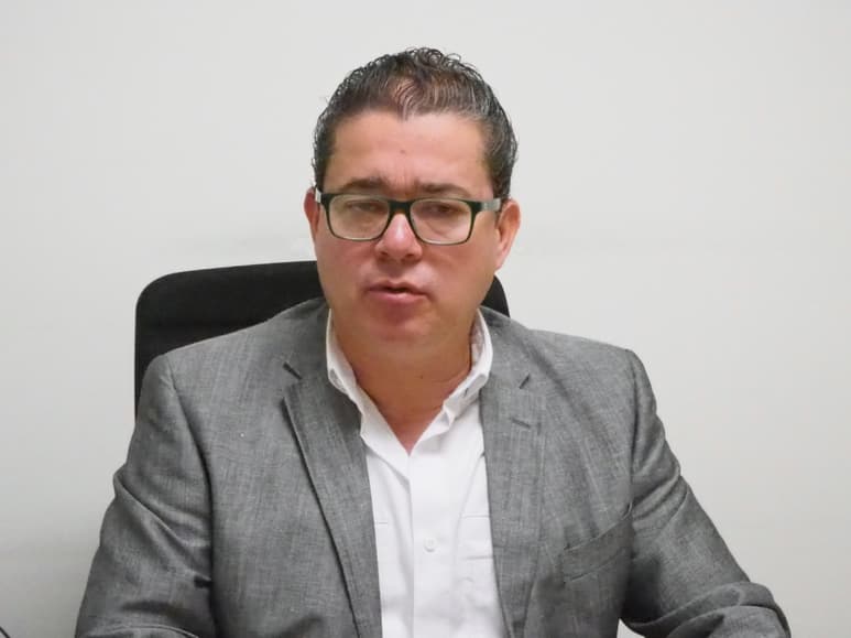 El regidor Ignacio Corona llama a que los ciudadanos sean respetuosos con sus vecinos por el volumen de la música en sus festejos. (VERÓNICA RIVERA)