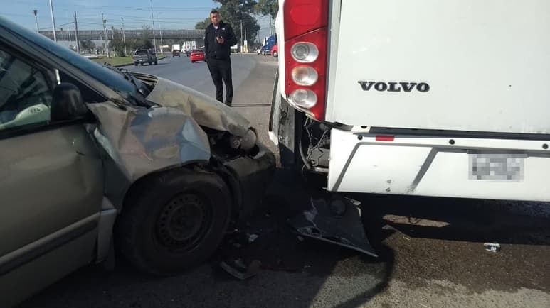 La camioneta familiar se impactó contra la parte trasera del autobús al intentar esquivar un vehículo. (EL SIGLO DE TORREÓN)