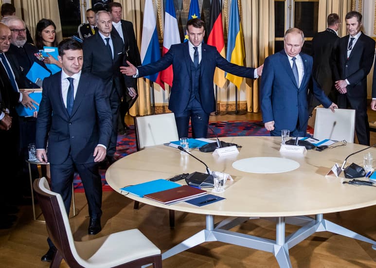 El presidente de Ucrania, Vladimir Zelenski (i) junto al mandatario ruso, Putin (d) en una reunión en Francia. (AP)