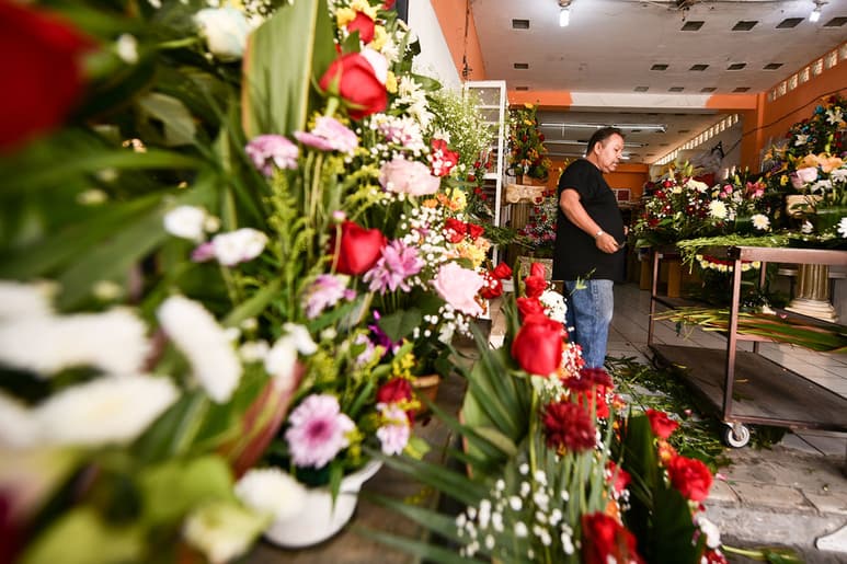 Los vendedores dicen que en las misas, el sacerdote les pide a los fieles no llevar flores porque solo acarrean basura a las iglesias. (ÉRICK SOTOMAYOR)
