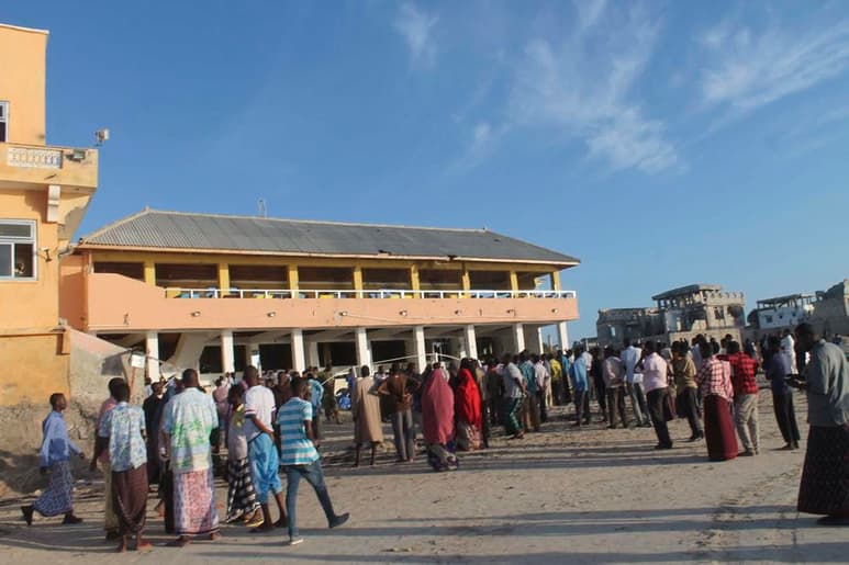 Varios miembros del grupo yihadista somalí Al Shabab asaltaron este martes un hotel en Mogadiscio, causando un número indeterminado de muertos. (ARCHIVO)