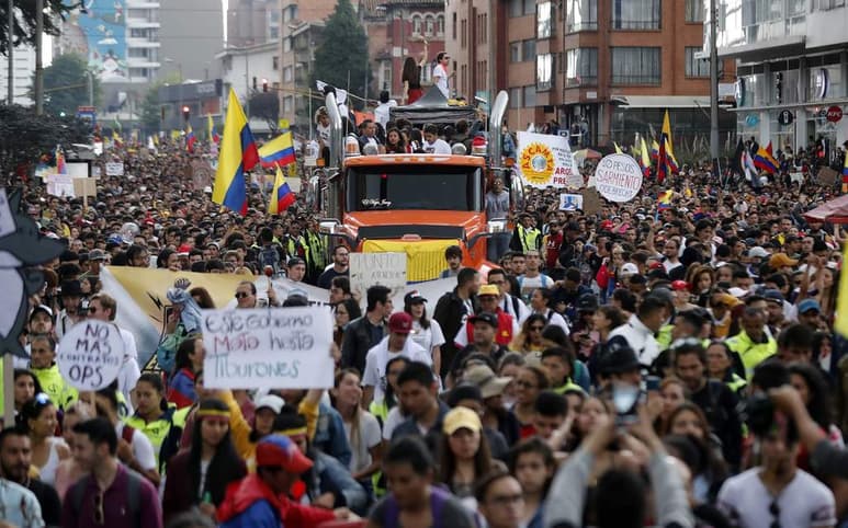 La gran movilización ciudadana ante la situación socioeconómica de Colombia es el resultado de los cambios que ha comenzado a provocar el proceso de paz, afirmó el senador colombiano Iván Cepeda Castro. (ARCHIVO)