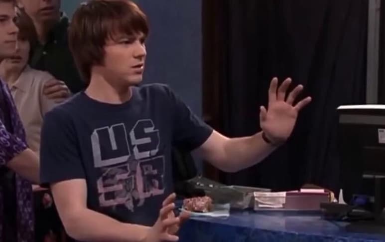 Material compartido por @DrakeBell en Twitter.