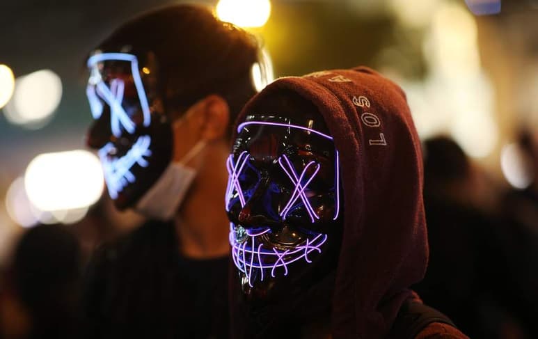 Un tribunal de Hong Kong levantó la prohibición de las máscaras faciales durante las manifestaciones. (ARCHIVO)