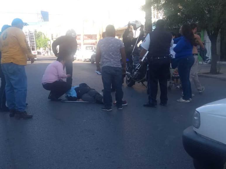 La mujer descendió del camión y el chofer no se percató de que estaba junto a la unidad y la arrolló. (EL SIGLO DE TORREÓN)