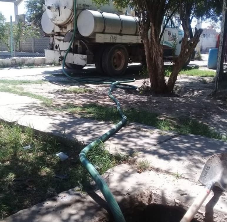 El Ayuntamiento trabaja en las labores de desazolve con camiones que cuentan con diversas fallas. (EL SIGLO DE TORREÓN / BETTY SILVA)