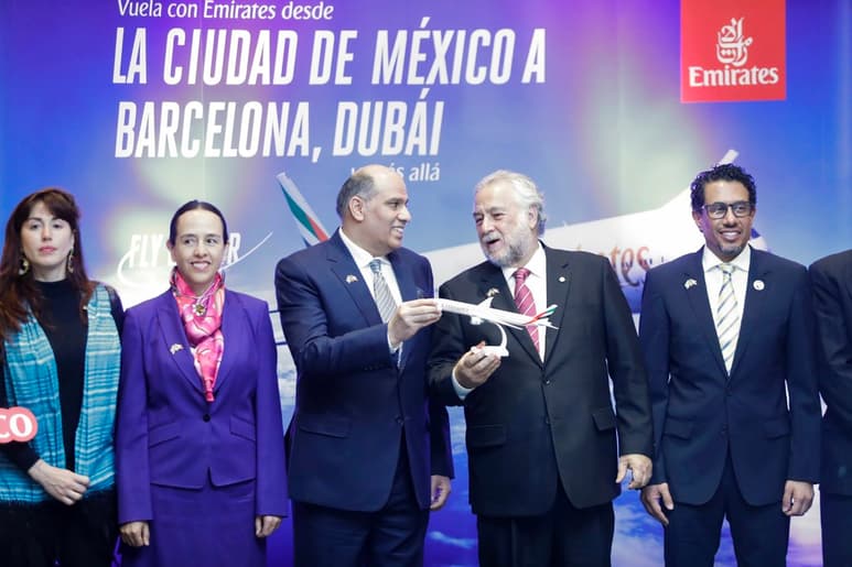 Miguel Torruco, secretario de Turismo, y Salem Obaidalla, vicepresidente de Operaciones Comerciales para las Américas de Emirates, ofrecen conferencia de prensa sobre la nueva ruta de esta aerolínea México-Barcelona-Dubái. (NOTIMEX)