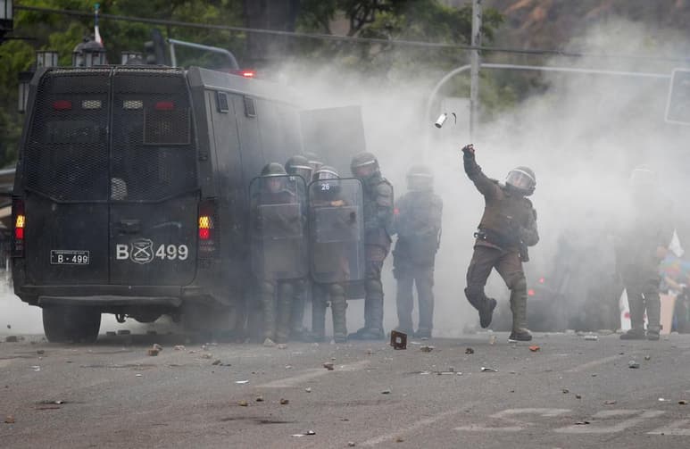 Una joven de 15 años se encuentra en riesgo vital tras recibir el impacto de una bomba lacrimógena este martes durante las protestas en Plaza Italia. (EFE) 
