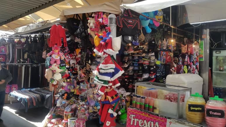 Aseguran que ya casi a la mitad del mes de diciembre, no tienen ventas de sudaderas, guantes, gorros y bufandas. (YOLANDA RÍOS)