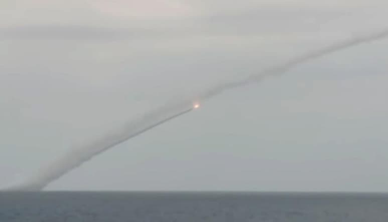 La fragata Almirante Essen disparó misiles de crucero Kalibr durante los simulacros realizados en el Mar Negro. (ARCHIVO)