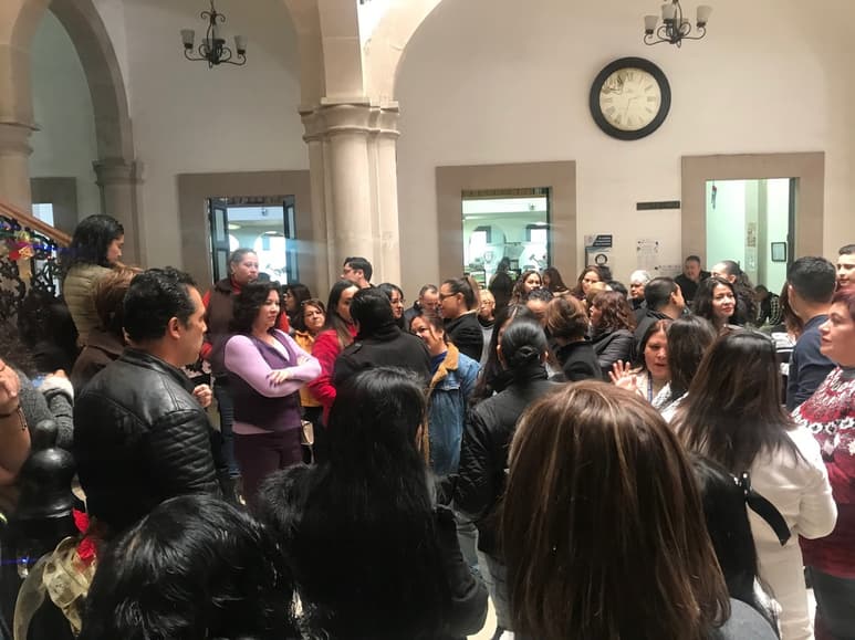 Los trabajadores interrumpieron sus actividades el miércoles por la tarde para protestar por la falta de pago del aguinaldo. (EL SIGLO DE TORREÓN)