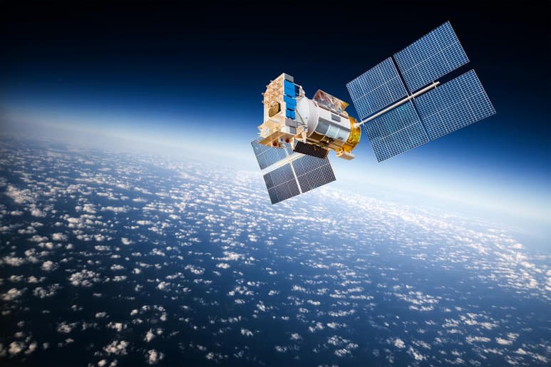 Alrededor de la Tierra orbitan dos mil satélites operativos, pero los que se encuentran ya fuera de servicio rebasan los tres mil. (ARCHIVO)