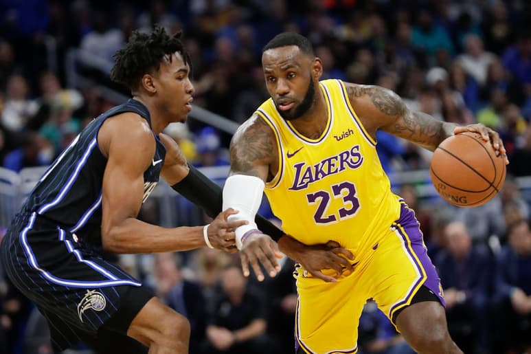 James prodigó asistencias para los siguientes tres encestes de los Lakers, incluidos triples de Alex Caruso y Jared Dudley. (AP)