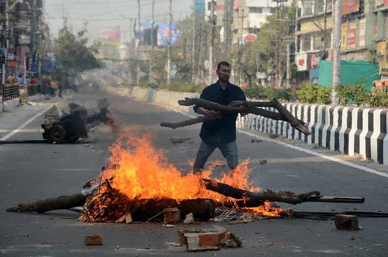 India desplegó este jueves miles de soldados en el estado de Assam, en el noreste del país, ante las violentas protestas contra una nueva ley que discrimina musulmanes. (EFE)
