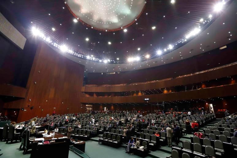 El dictamen fue aprobado en lo general con 433 votos en pro y una abstención, y después, en lo particular, con 447 votos se aceptó modificar el dictamen, en cuyo Artículo 90 se especifica claramente que “no serán registrables como marca las frases, elementos de imagen, oraciones, avisos o nombres comerciales susceptibles de engañar al público o inducir al error”. (ARCHIVO)