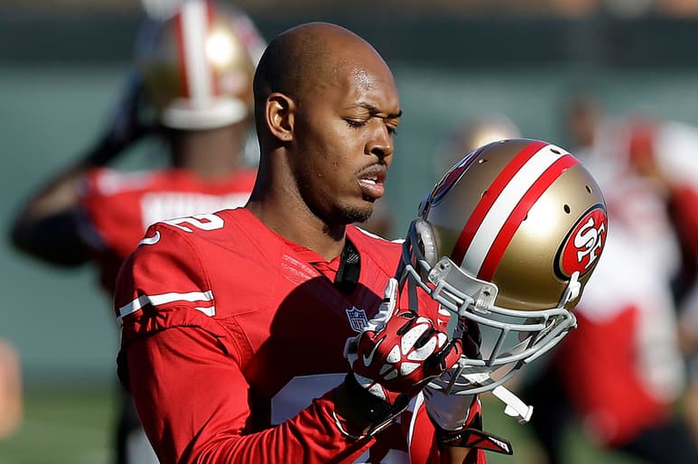El esquinero Carlos Rogers, de los 49ers de San Francisco, es uno de los inmiscuidos en la polémica acusación. (ARCHIVO)
