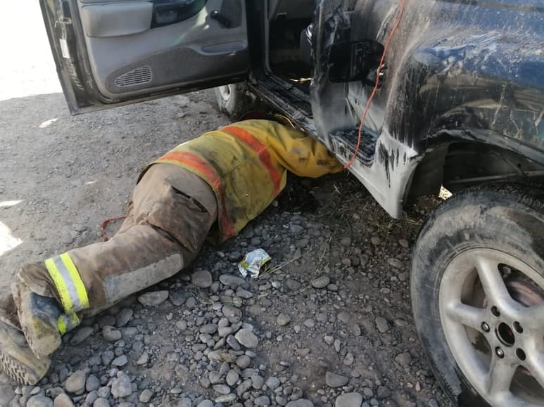 Se incendia camioneta, durante la madrugada del jueves; las autoridades no reportaron lesionados, solo daños materiales. (EL SIGLO DE TORREÓN)