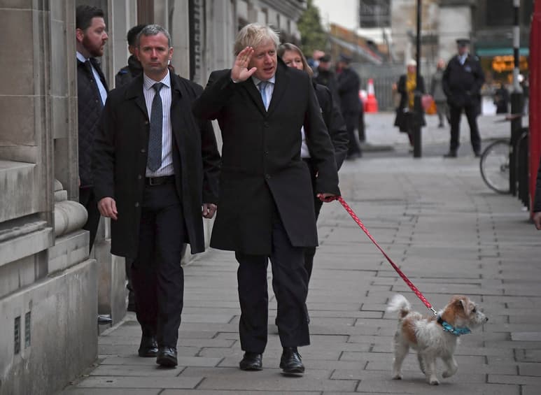 Para llegar a la mayoría absoluta, Johnson (c) necesita 326 escaños, la mitad más uno. (AP) 